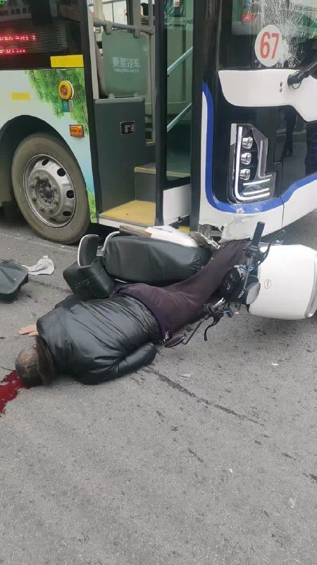 昨天 下午 陕西 咸阳 #车祸昨天 下午 陕西 咸阳 #车祸