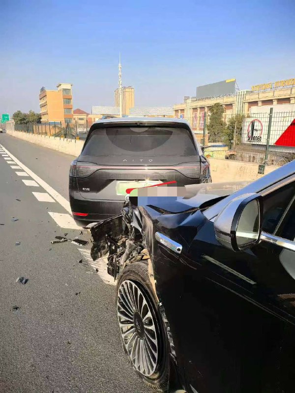 两台 问界 m9 #车祸 现场两台问界M9智驾bug撞在一起，别把生命交给智驾两台 问界 m9 #车祸 现场两台问界M9智驾bug撞在一起，别把生命交给智驾