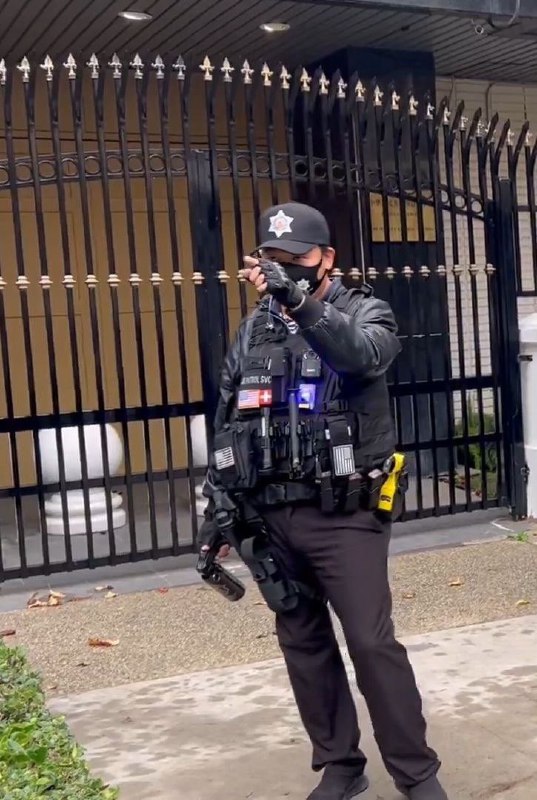 中共保全踏出領事館，攻擊抗議民眾，當場被美國警察逮捕🇺🇸🤣🤣🤣🤣🤣🤣🤣🤣🤣中共保全踏出領事館，攻擊抗議民眾，當場被美國警察逮捕🇺🇸🤣🤣🤣🤣🤣🤣🤣🤣🤣