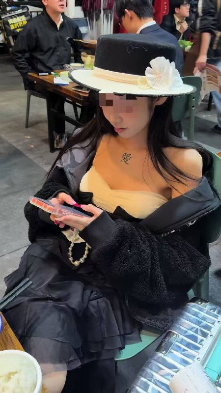 网友爆料，又一名 纯爱战士 倒下了女的应该挺好看，又喜欢脚踩几条船，不过把金主男友得罪了，又得物色下一个凯子了网友爆料，又一名 纯爱战士 倒下了女的应该挺好看，又喜欢脚踩几条船，不过把金主男友得罪了，又得物色下一个凯子了