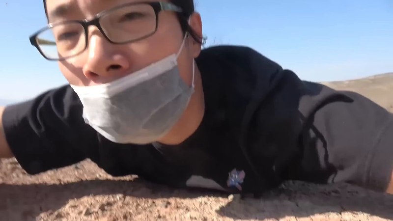 曾于2020年冒死前往维吾尔集中营实地拍摄记录片的关恒，在美国遭遇ICE抓捕，并将于12月15日在纽约开庭
