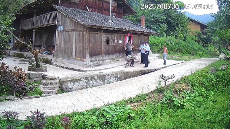 重庆大学城熙街巨幅反共标语后续8月30日下午，勇士通过监控发现，自己的母亲和家人正在被警察询问