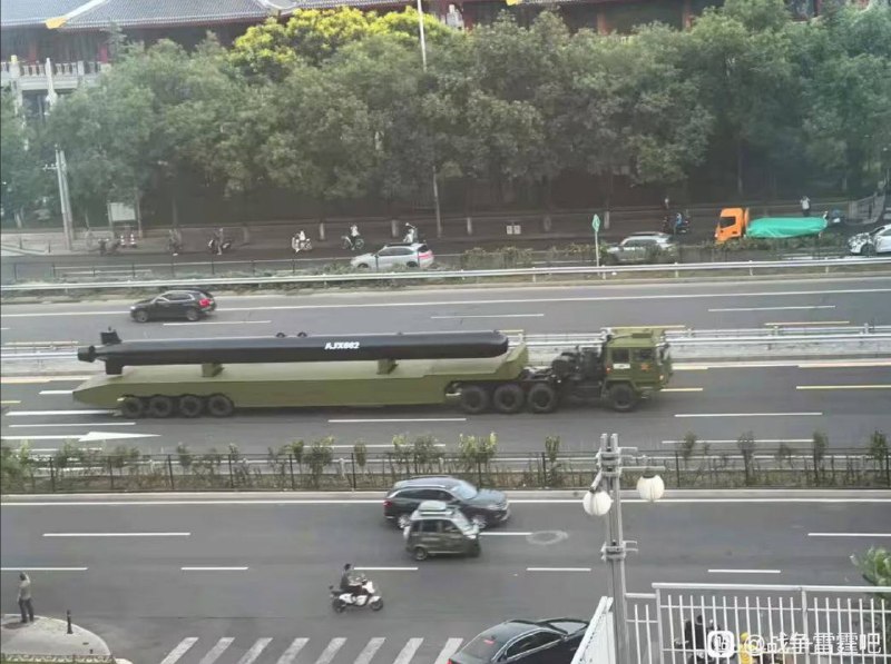 8月17日，长安街阅兵彩排，各种解放军新式导弹，无人机，坦克等装备登场