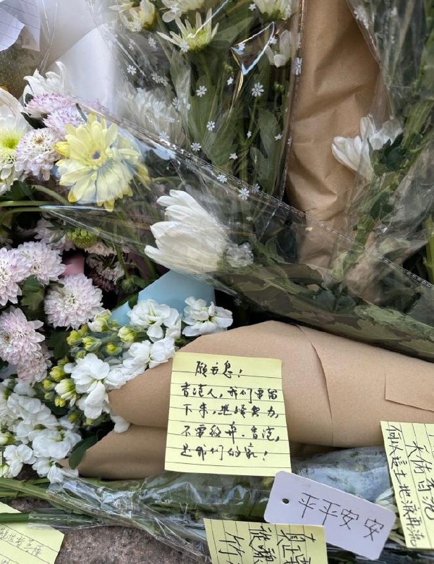 前来献花的香港市民们还在鲜花旁留下字条