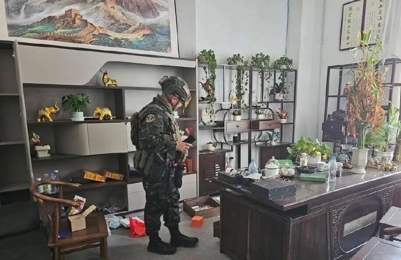 #泰国 边境电诈窝点竟发现“多国警察局”！泰国军方在今日在素林府——泰国军警在素林府甲春县的崇宗-奥斯马赫永久边境口岸进行电诈窝点检查时，发现大量布置成其他国家警察局和政府机构模样的房间