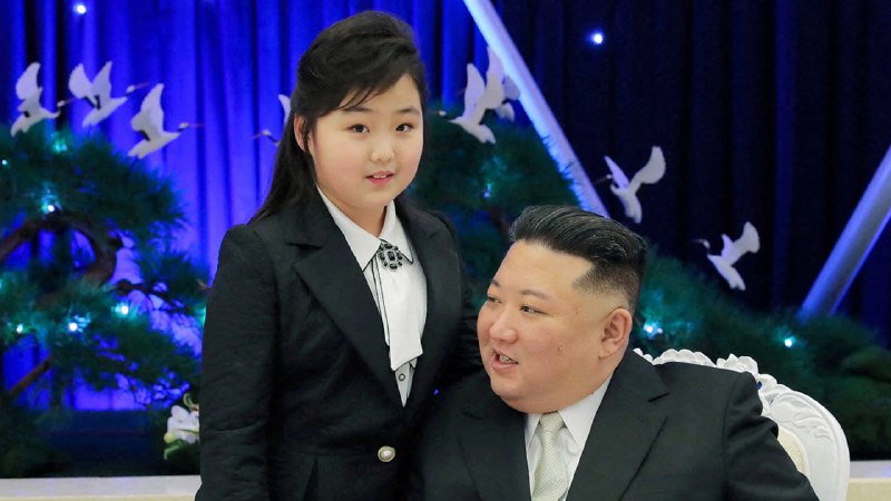 据报道 #朝鲜 领导人 #金正恩 将很快宣布任命其 女儿 金珠爱 为 接班人 这将使她成为朝鲜首位女性领导人