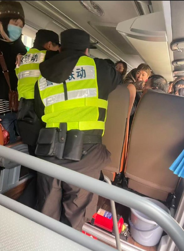 期间，海银暴雷受害者不甘受辱，拒绝被强制送往接待所（黑监狱），进行了激烈反抗#海银 #暴雷 #维权期间，海银暴雷受害者不甘受辱，拒绝被强制送往接待所（黑监狱），进行了激烈反抗#海银 #暴雷 #维权