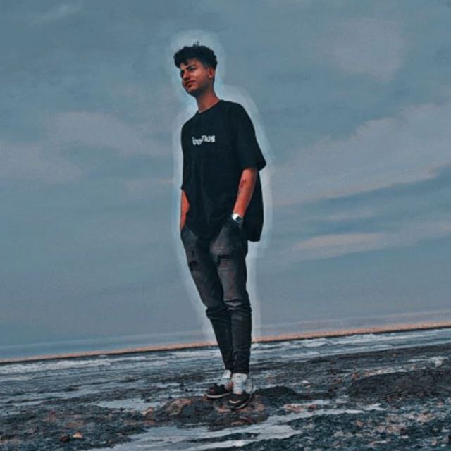 رژیم علی خامنه ای جان دوست مرا گرفتاو فقط ۱۷ ساله بودبه ضرب گلوله های ماموران رژیم در شیراز ، به قتل رسیدصورتش به دلیل برخورد تیر اسلحه ژ۳ ، از هم پاشیده شده بود...阿里·哈梅内伊政权夺走了我朋友的生命他只有17岁在设拉子被政权官员的枪击杀害他的脸因为被G3步枪的子弹击中而支离破碎...他的母亲从一堆尸体中认出了他，他的头骨破碎，脑浆流出，背部的空洞处一片漆黑……来自我的一位伊朗朋友