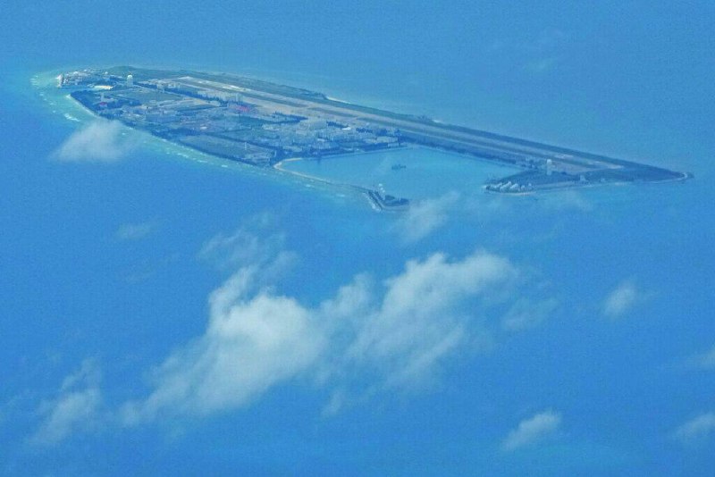 中国正在建造世界首个带有抗核武器掩体的漂浮人工岛据《南华早报》报道，这座 7.8 万吨的双体半潜式平台 将成为全球首个 可移动、可自主运行的人工岛，北京计划在 2028 年让其投入使用