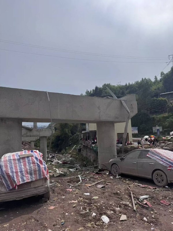 重庆 一 隧道 发生 #爆炸 致4人死亡重庆 一 隧道 发生 #爆炸 致4人死亡