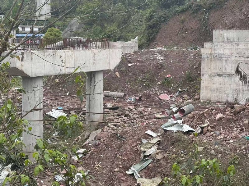 重庆 一 隧道 发生 #爆炸 致4人死亡重庆 一 隧道 发生 #爆炸 致4人死亡