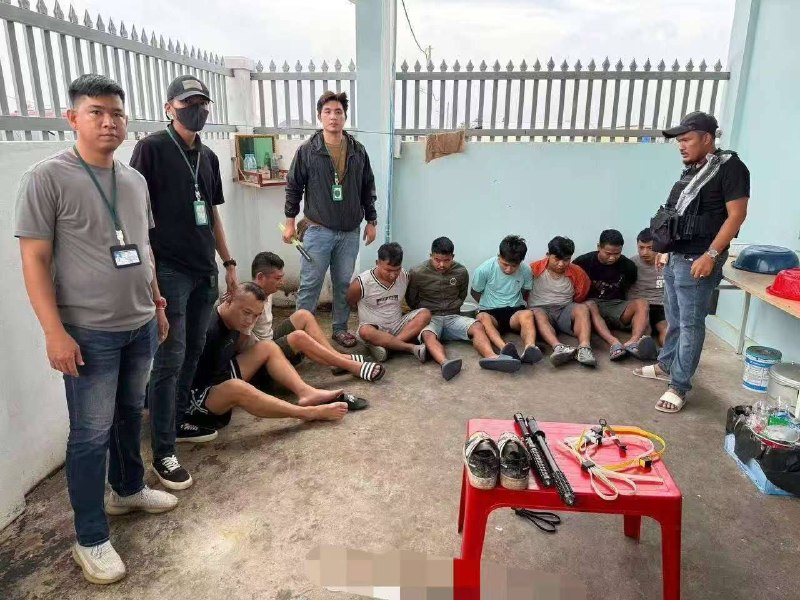 #柬埔寨 柴桢省当街绑架案告破，警方解救6名中国人质、拘捕8名绑匪 12月4日凌晨1时许，在柬埔寨柴桢省巴域市（木牌）大街上发生当街绑架案！一群身份不明人员将一名中国男子掳进一辆白色路虎揽胜汽车内，迅速逃离了现场！        案发后，柬埔寨内政部国家警察总署刑事局与柴桢省警察局合作，迅速开展案件侦破工作，很快即锁定这起绑架案的绑匪及人质所在地，成功解救6名中国籍人质（图四），抓获8名绑架勒索犯罪嫌疑人（图五六），其中包括2名中国人、6名缅甸人