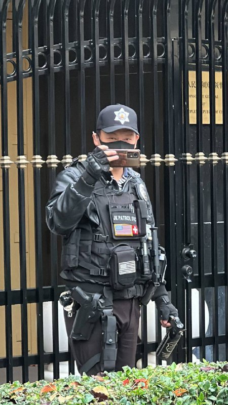 中共保全踏出領事館，攻擊抗議民眾，當場被美國警察逮捕🇺🇸🤣🤣🤣🤣🤣🤣🤣🤣🤣中共保全踏出領事館，攻擊抗議民眾，當場被美國警察逮捕🇺🇸🤣🤣🤣🤣🤣🤣🤣🤣🤣