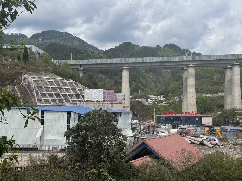 重庆 一 隧道 发生 #爆炸 致4人死亡重庆 一 隧道 发生 #爆炸 致4人死亡