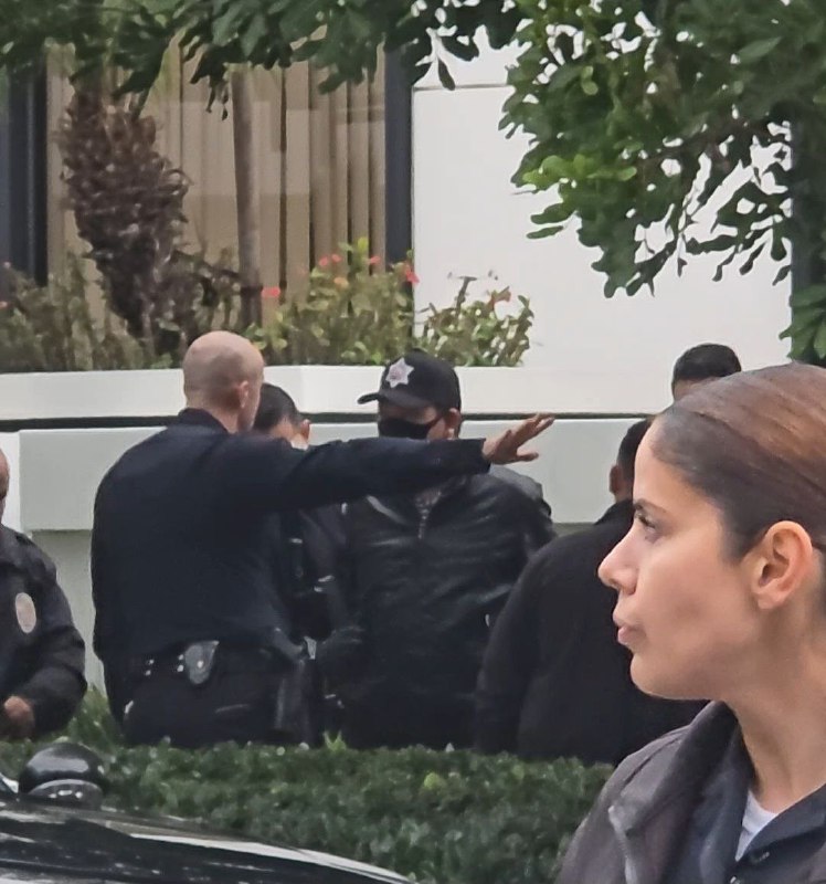 中共保全踏出領事館，攻擊抗議民眾，當場被美國警察逮捕🇺🇸🤣🤣🤣🤣🤣🤣🤣🤣🤣中共保全踏出領事館，攻擊抗議民眾，當場被美國警察逮捕🇺🇸🤣🤣🤣🤣🤣🤣🤣🤣🤣