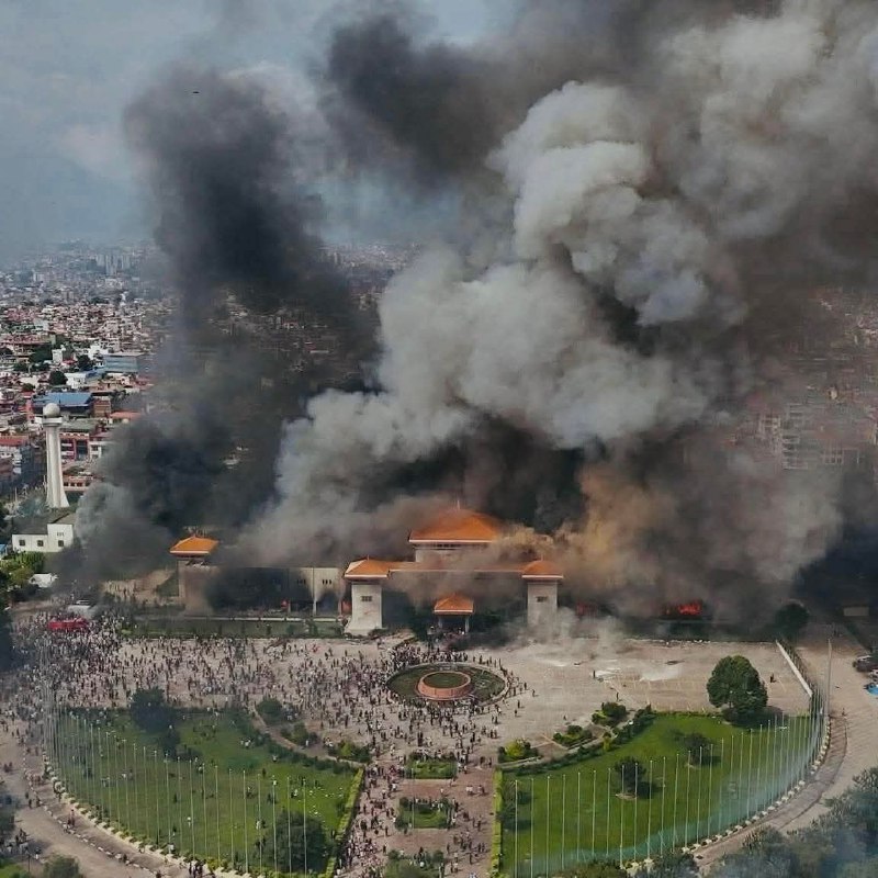 🇳🇵 尽管社交媒体封锁已解除，但 尼泊尔 的骚乱依然持续 今天抗议 者闯入 政府 区并纵火 焚烧 了 议会大楼 部长们被直升机疏散，实施了宵禁，学校关闭 总理 辞职尼泊尔的抗议者表示，国家“处于他们的控制之下”，要求成立新政府并举行选举