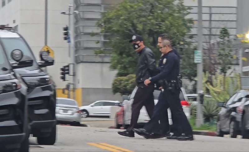 中共保全踏出領事館，攻擊抗議民眾，當場被美國警察逮捕🇺🇸🤣🤣🤣🤣🤣🤣🤣🤣🤣中共保全踏出領事館，攻擊抗議民眾，當場被美國警察逮捕🇺🇸🤣🤣🤣🤣🤣🤣🤣🤣🤣