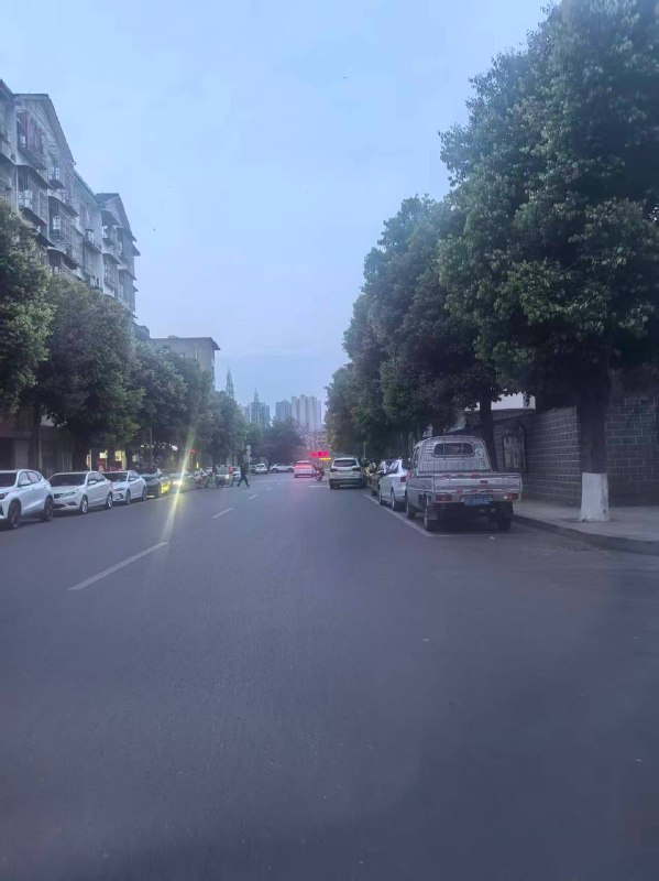 有没有人晓得，现在广汉发生啥事了，河边上警察封路了，枪都拿出来了有没有人晓得，现在广汉发生啥事了，河边上警察封路了，枪都拿出来了