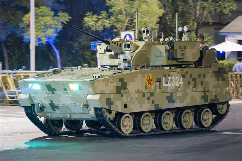 8月17日，长安街阅兵彩排，各种解放军新式导弹，无人机，坦克等装备登场