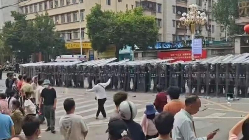 不满兴建火葬场：广东信宜数百村人连日抗议 警民对峙激化
