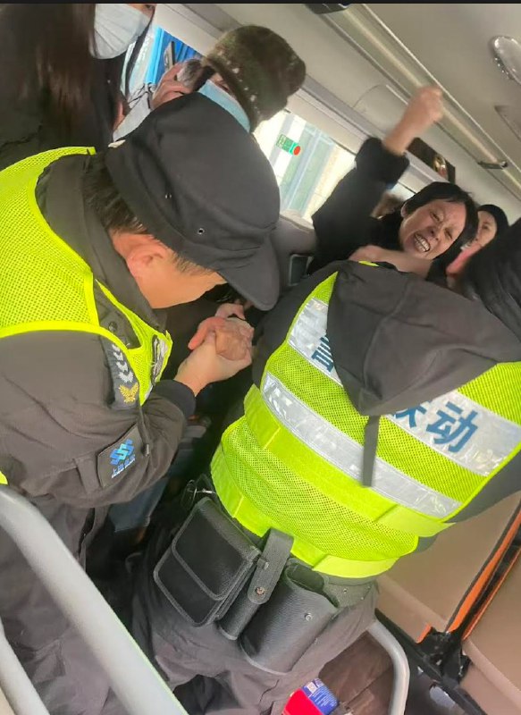 期间，海银暴雷受害者不甘受辱，拒绝被强制送往接待所（黑监狱），进行了激烈反抗#海银 #暴雷 #维权期间，海银暴雷受害者不甘受辱，拒绝被强制送往接待所（黑监狱），进行了激烈反抗#海银 #暴雷 #维权