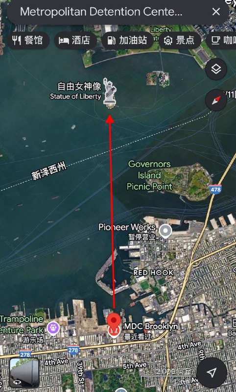 马杜罗将被押送至纽约市，在审判前将被关押在布鲁克林的大都会拘留中心，该建筑的西侧窗户，可以清晰眺望自由女神像