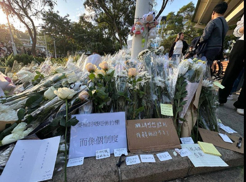 前来献花的香港市民们还在鲜花旁留下字条