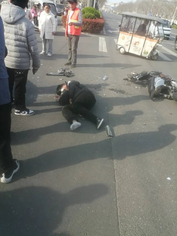 3月22日，河南李多楼路口车祸，一死一伤！3月22日，河南李多楼路口车祸，一死一伤！