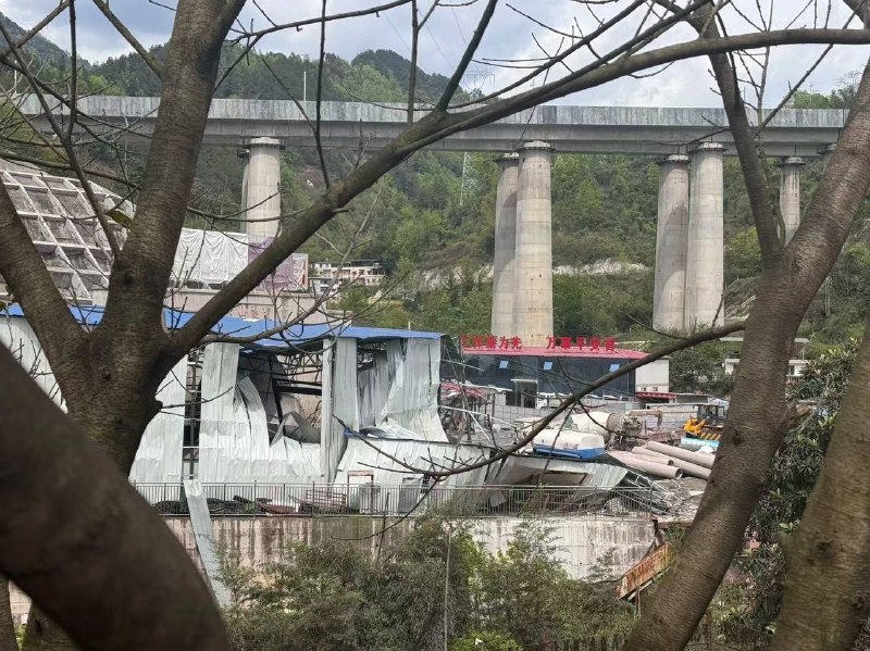 重庆 一 隧道 发生 #爆炸 致4人死亡重庆 一 隧道 发生 #爆炸 致4人死亡