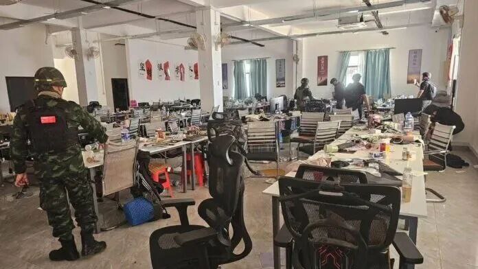 #泰国 边境电诈窝点竟发现“多国警察局”！泰国军方在今日在素林府——泰国军警在素林府甲春县的崇宗-奥斯马赫永久边境口岸进行电诈窝点检查时，发现大量布置成其他国家警察局和政府机构模样的房间