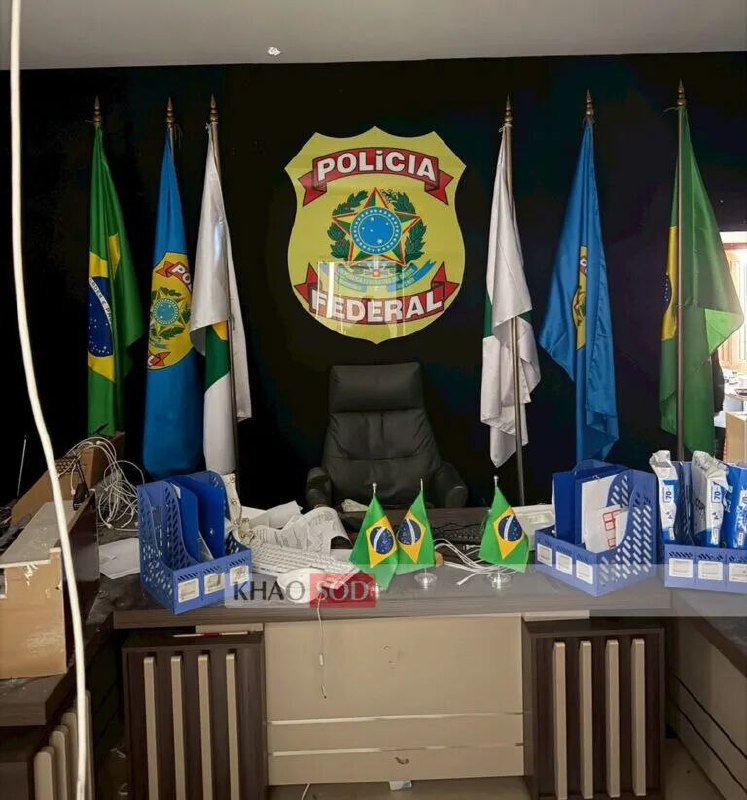 #泰国 边境电诈窝点竟发现“多国警察局”！泰国军方在今日在素林府——泰国军警在素林府甲春县的崇宗-奥斯马赫永久边境口岸进行电诈窝点检查时，发现大量布置成其他国家警察局和政府机构模样的房间