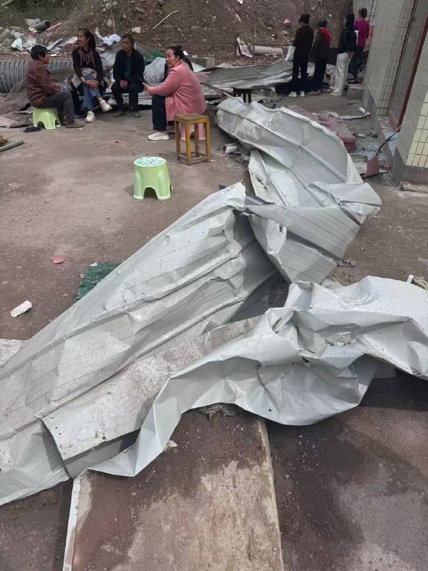 重庆 一 隧道 发生 #爆炸 致4人死亡重庆 一 隧道 发生 #爆炸 致4人死亡