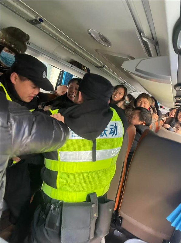 期间，海银暴雷受害者不甘受辱，拒绝被强制送往接待所（黑监狱），进行了激烈反抗#海银 #暴雷 #维权期间，海银暴雷受害者不甘受辱，拒绝被强制送往接待所（黑监狱），进行了激烈反抗#海银 #暴雷 #维权
