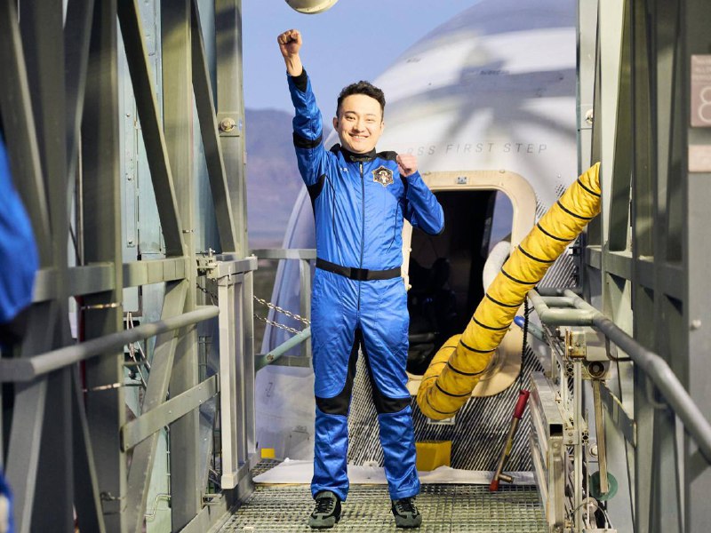 孙宇晨 要坐贝佐斯旗下蓝色起源 火箭 上 太空 休息训练舱内挂 中国 国旗 🇨🇳蓝色起源特别指出，孙宇晨通过2021年2800万美元的竞标赢得了新谢泼德号的首个座位