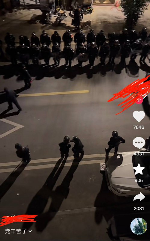 12月17日晚上（发布），浙江温州一条街上出现大量特警，还有大巴，原因不明