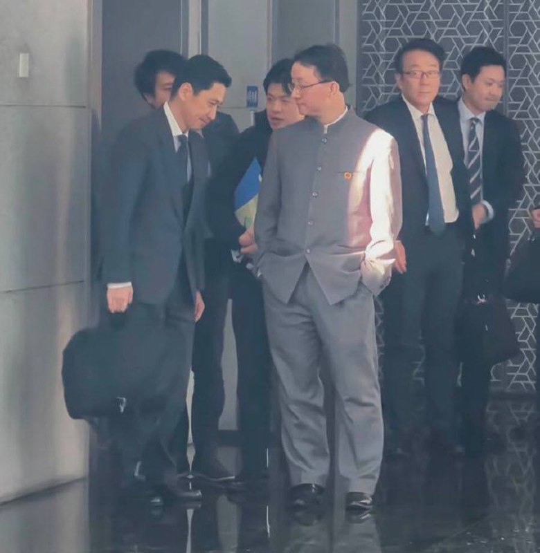 插兜这件事，中俄朝三国经常上演，儿子学爹爹学儿子戏码，朝鲜劳动党2025年10月10日成立80周年，阅兵后李强当众被金正恩送行羞辱，这位中共李管家，相比来行日本官员级别丑态几何？😆插兜这件事，中俄朝三国经常上演，儿子学爹爹学儿子戏码，朝鲜劳动党2025年10月10日成立80周年，阅兵后李强当众被金正恩送行羞辱，这位中共李管家，相比来行日本官员级别丑态几何？😆