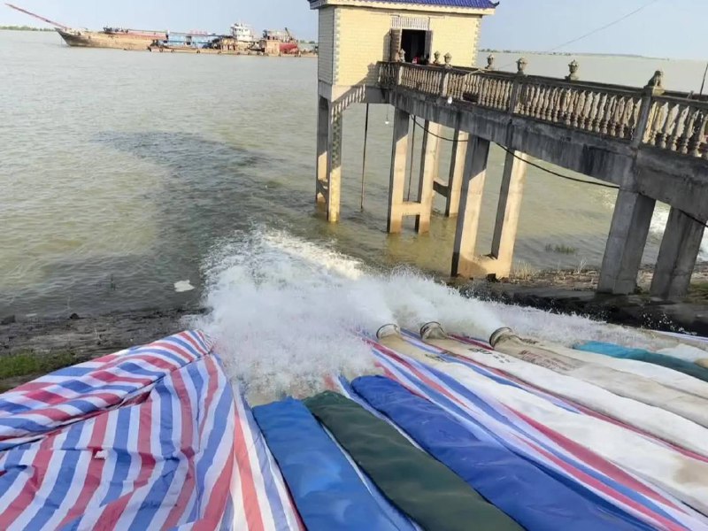 7月9日 #华容团洲 另一侧抽水，抢险款用不完，根本花不完！领导为了钱这些人敢想敢做！先放水再抽，这经济不就盘活了吗7月9日 #华容团洲 另一侧抽水，抢险款用不完，根本花不完！领导为了钱这些人敢想敢做！先放水再抽，这经济不就盘活了吗