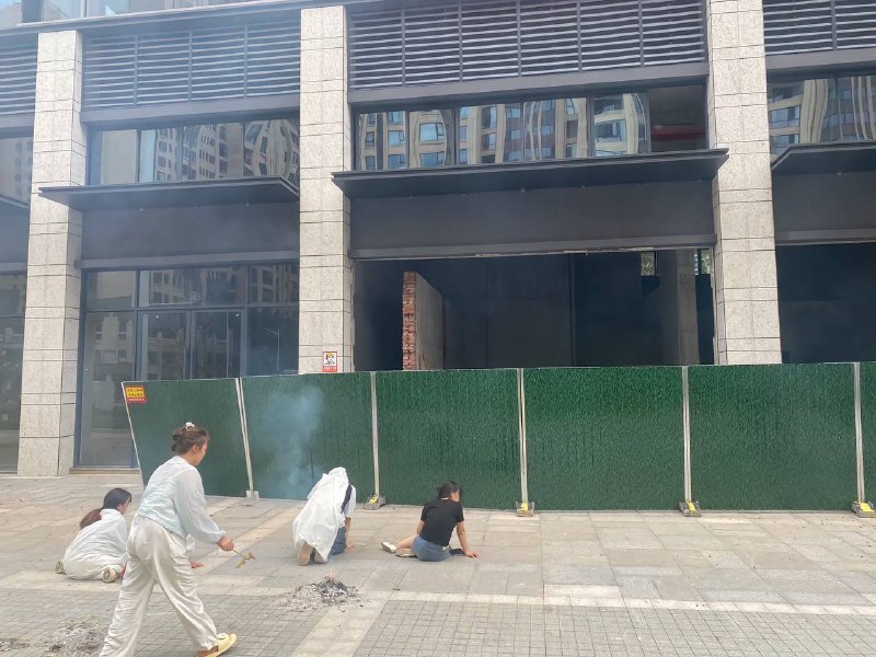 8.13 衡阳市上河九章，工人在砸墙的时候，梁砸下来砸到一个工人死了，无良商家，人亡后无人处理 ，政府工作人员出面用20万摆平，家属不接受 