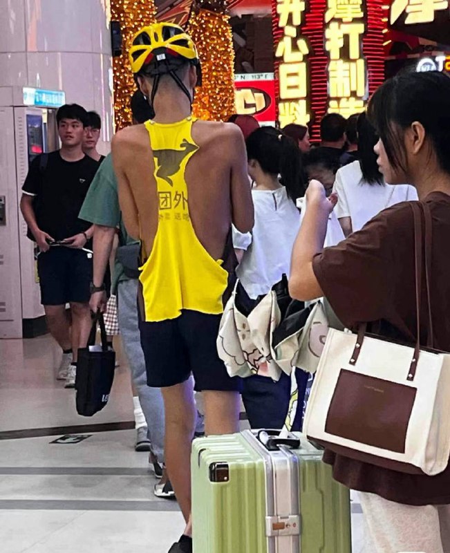 看背影，外卖小哥，强的可怕！外卖超时，不可能的#外卖小哥 #从外卖员开始崛起看背影，外卖小哥，强的可怕！外卖超时，不可能的#外卖小哥 #从外卖员开始崛起