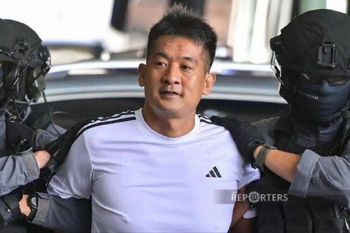 跨境涉赌头目佘智江将被引渡回国受审今天上午，泰国警方将涉嫌组织跨国网络赌博犯罪活动的嫌疑人佘智江押送到曼谷素万那普机场，将其正式遣返回中国