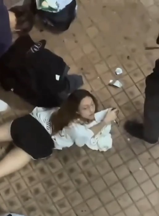 #香港 #屋苑平台 #3P #野战香港屋苑平台惊爆3P野战，真实偷拍画面让人硬到不行！夜晚寂静，一个女孩趴地上，俩猛男直接开干,一个脱她裤子后入猛操，撞得她身子狂抖，快来围观这波极品3P狂欢吧！#香港 #屋苑平台 #3P #野战香港屋苑平台惊爆3P野战，真实偷拍画面让人硬到不行！夜晚寂静，一个女孩趴地上，俩猛男直接开干,一个脱她裤子后入猛操，撞得她身子狂抖，快来围观这波极品3P狂欢吧！