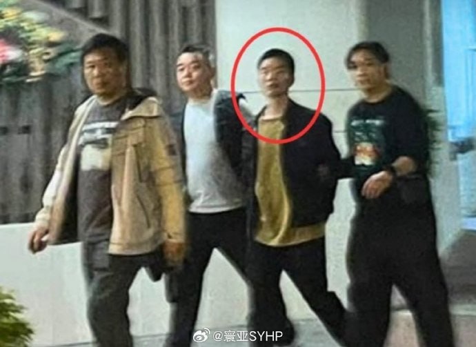 提出四大诉求的乱港分子关某被抓了，昨晚9时许，有人拍摄他被警方国安处人员带回住宿搜查