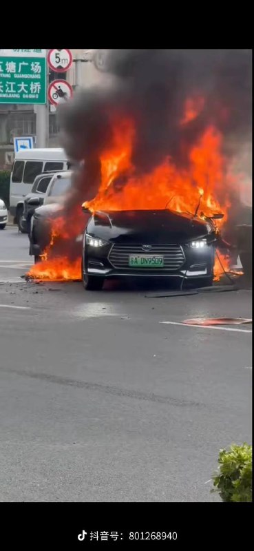 南京 栖霞大道 蔚来 比亚迪 新能源 车祸 🔥南京 栖霞大道 蔚来 比亚迪 新能源 车祸 🔥