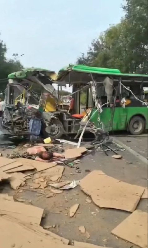 9月29日下午，河北省廊坊市大城县，廊泊路上一辆8路公交车，一男子引爆了携带的爆炸物，随后爆炸的公交车失控又撞上了正在行驶的货车