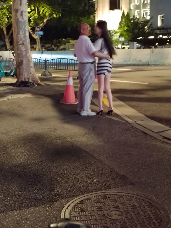 #上海 感人画面，爷爷对孙女的爱