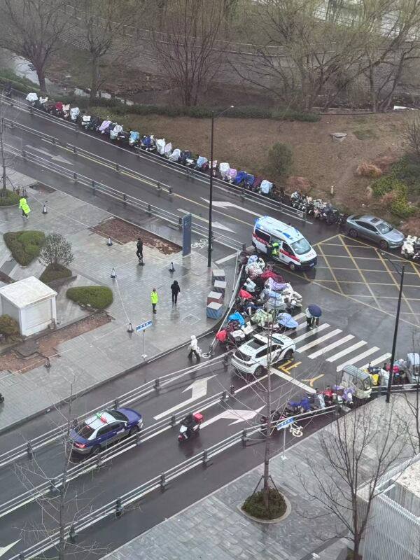 #跳楼 3月18日上午济南舜泰广场云泉中心楼上有人跳楼！#跳楼 3月18日上午济南舜泰广场云泉中心楼上有人跳楼！