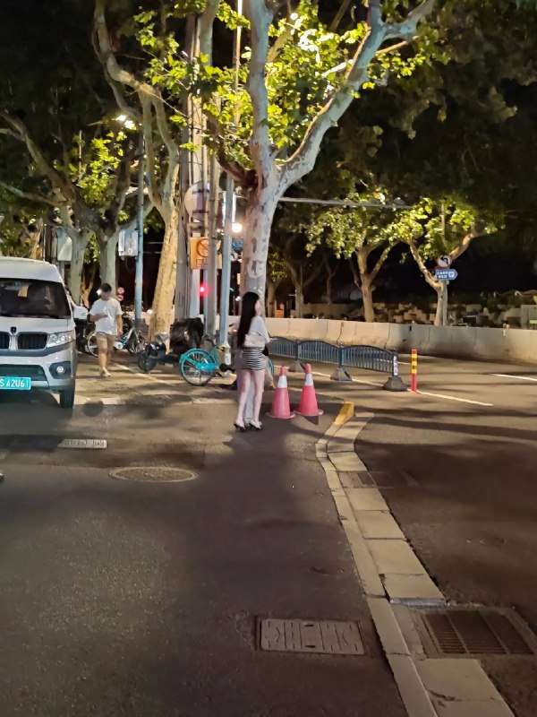 #上海 感人画面，爷爷对孙女的爱