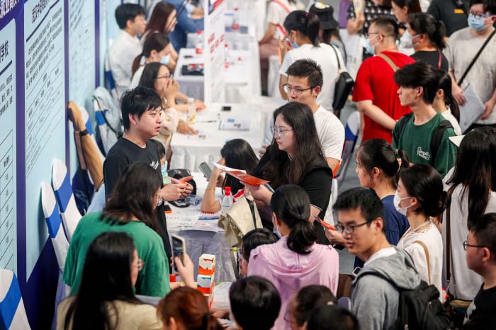 中国8月青年失业率创纪录新高据周三公布的官方数据，在中国采用剔除在校生的修订后的统计方法后，中国青年失业率攀升至纪录新高
