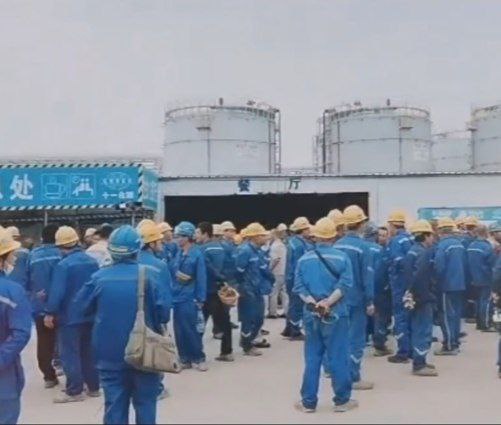 广东 湛江巴斯夫项目数百工人连日 罢工 五个月工资拖欠围堵管理层 走访偷拍调查曝光 劳工权益警钟长鸣啊！ 讨薪广东湛江巴斯夫一体化基地突发劳资风暴！10月30日至31日，中化十一建数百工人集体罢工，围堵管理层高喊“还我血汗钱”，连续五个月工资拖欠成白条，项目资金链断裂疑云密布现场工人情绪爆炸，与管理人员推搡冲突拉满，甚至江苏离职员工千里赶来讨薪，场面混乱如战场