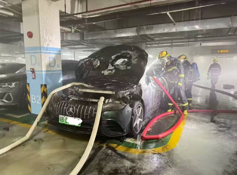 8.15深圳财富港 #新能源  大奔 #自燃 🔥8.15深圳财富港 #新能源  大奔 #自燃 🔥